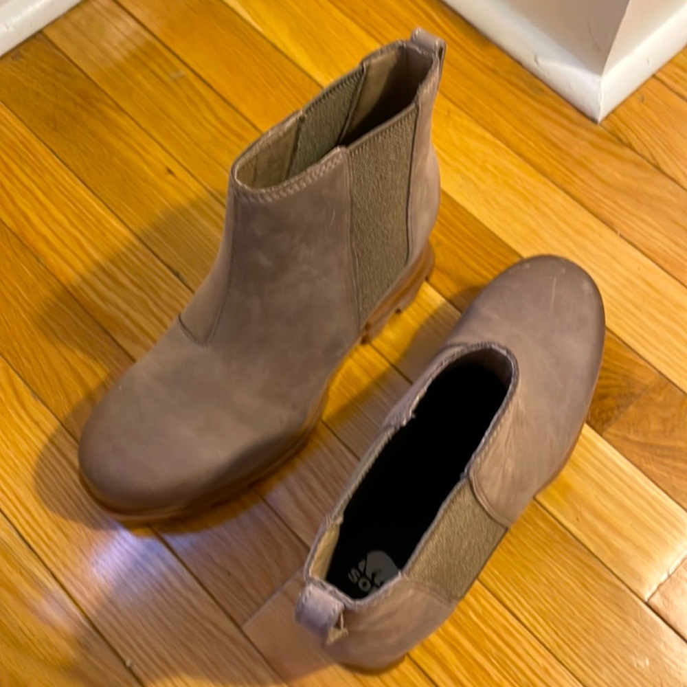 SOREL Joan of Arctic Wedge III Chelsea boots in Omega Taupe/Wet Sand color.